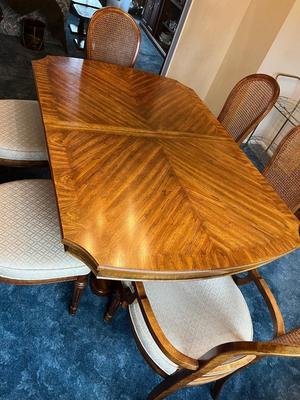 LOT 45D: Stanley Furniture Dining Room Table and Six Chairs