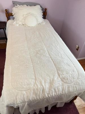 LOT 47Y: Twin Bed