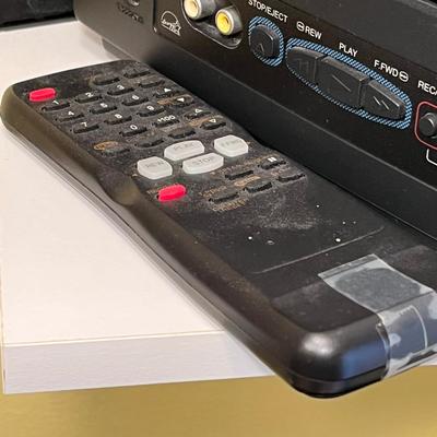 LOT 50W: Vintage Sylvania 13" TV VCR Combo - Model SSC130B