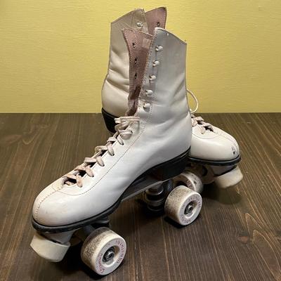 LOT 53W: Vintage Roller Skates - Size 8