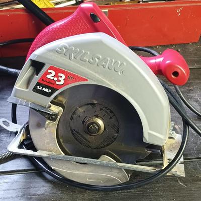 LOT 109B: SkilSaw 5400 Circular Saw, Bench Vise, Black & Decker VersaPak Set & More