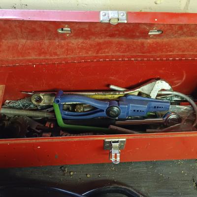 LOT 109B: SkilSaw 5400 Circular Saw, Bench Vise, Black & Decker VersaPak Set & More