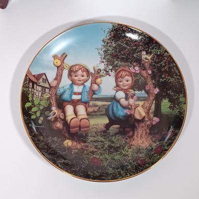 LOT 127L: The Danbury Mint Set of (12) Hummel Little Companions Collectible Plates