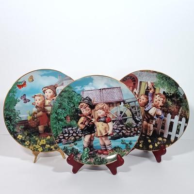 LOT 127L: The Danbury Mint Set of (12) Hummel Little Companions Collectible Plates