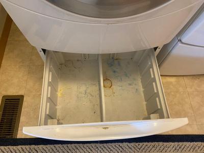 WHIRLPOOL DUET STEAM WASHING MACHINE AND PEDESTAL DRAWER