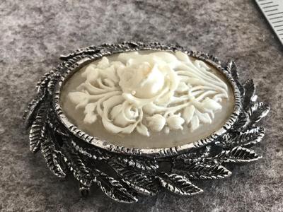 Vintage Cameo Brooch / Pendant