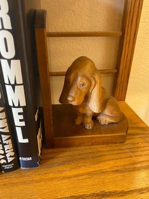 NICE SMALL SHELF WITH ADORABLE VINTAGE BASSET HOUND BOOK ENDS, A VARIETY OF BOOKS AND HOME DECOR