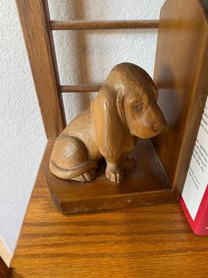 NICE SMALL SHELF WITH ADORABLE VINTAGE BASSET HOUND BOOK ENDS, A VARIETY OF BOOKS AND HOME DECOR