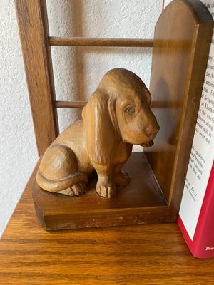 NICE SMALL SHELF WITH ADORABLE VINTAGE BASSET HOUND BOOK ENDS, A VARIETY OF BOOKS AND HOME DECOR