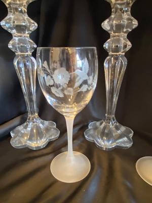 AN ASSORTMENT OF CRYSTAL AND GLASSWARE