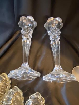 AN ASSORTMENT OF CRYSTAL AND GLASSWARE