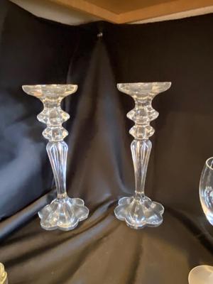 AN ASSORTMENT OF CRYSTAL AND GLASSWARE