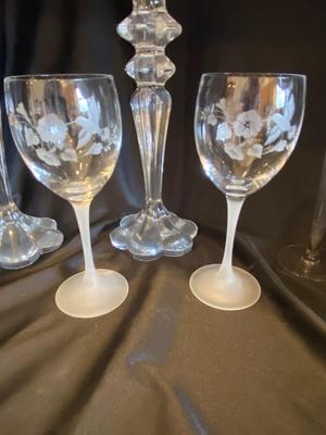 AN ASSORTMENT OF CRYSTAL AND GLASSWARE