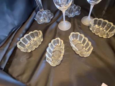 AN ASSORTMENT OF CRYSTAL AND GLASSWARE