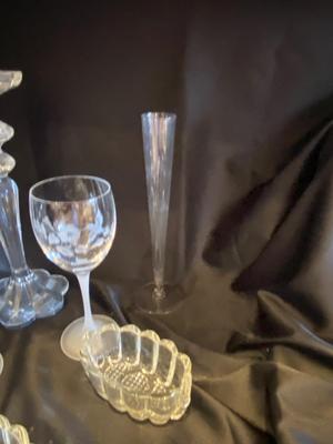 AN ASSORTMENT OF CRYSTAL AND GLASSWARE