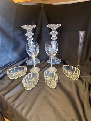 AN ASSORTMENT OF CRYSTAL AND GLASSWARE