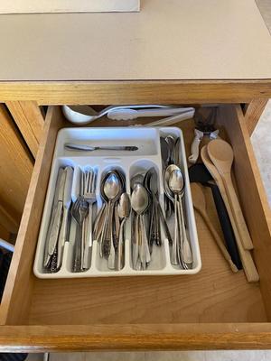 LARGE TRAY OF FLATWARE AND OTHER UTENSILS