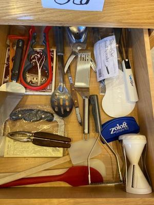 QUITE A FEW KITCHEN UTENSILS