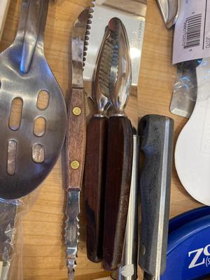 QUITE A FEW KITCHEN UTENSILS