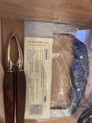 QUITE A FEW KITCHEN UTENSILS