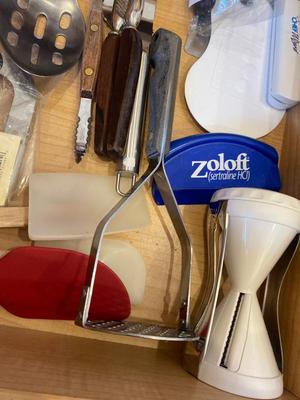 QUITE A FEW KITCHEN UTENSILS