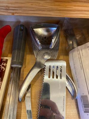 QUITE A FEW KITCHEN UTENSILS