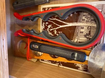 QUITE A FEW KITCHEN UTENSILS