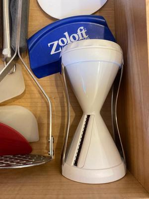 QUITE A FEW KITCHEN UTENSILS