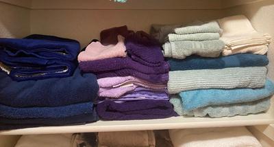 NICE VARIETY OF COLORFUL BATH TOWELS