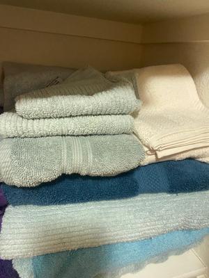 NICE VARIETY OF COLORFUL BATH TOWELS