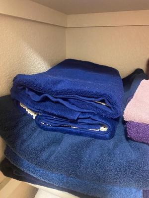 NICE VARIETY OF COLORFUL BATH TOWELS