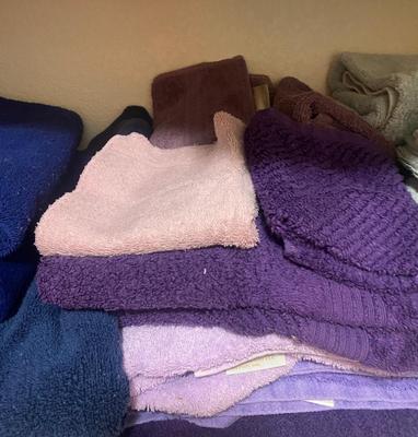 NICE VARIETY OF COLORFUL BATH TOWELS