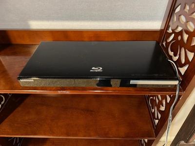 SAMSUNG BLU RAY DISC PLAYER W/REMOTE AND SOME MOVIES ON DVD