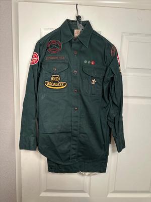 1950'S BOY SCOUTS OF AMERICA UNIFORM WITH SASH AND MANY PATCHES