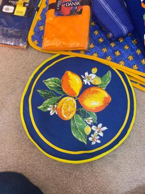 FESTIVE TABLECLOTHS AND NAPKINS