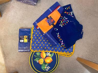 FESTIVE TABLECLOTHS AND NAPKINS