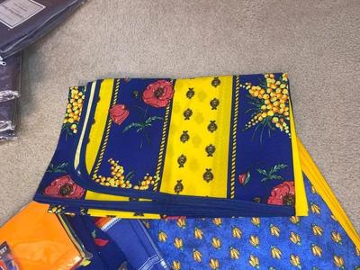 FESTIVE TABLECLOTHS AND NAPKINS