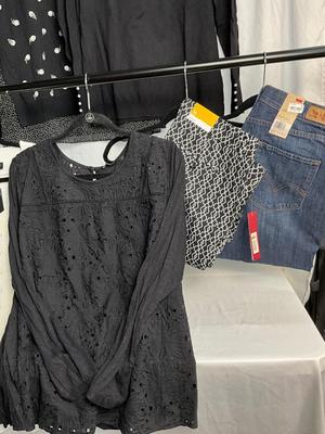 Lot E 340 Black & White Women’s Clothing Lot (XL)