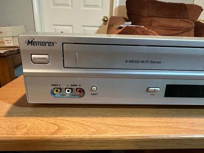 MEMOREX COMBO DVD/VHS PLAYER PLUS SMALL MEDIA STAND