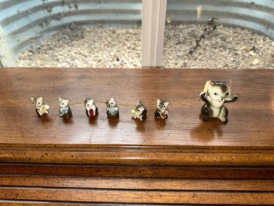 VINTAGE PORCELAIN CAT WITH 6 KITTENS ON A CHAIN