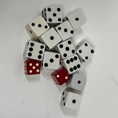 Lot of 14 dice