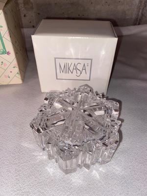 CAHETTE AND MIKASA LEAD CRYSTAL TRINKET BOXES AND A BRASS LID CANDLE