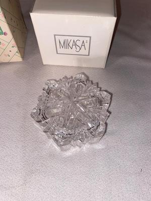CAHETTE AND MIKASA LEAD CRYSTAL TRINKET BOXES AND A BRASS LID CANDLE