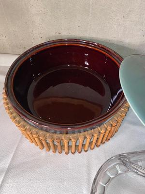 USA MADE CASSEROLE DISH WITH NIFTY WICKER HOLSTER, LARGE SQUARE SERVING BOWL AND SPACED DISH