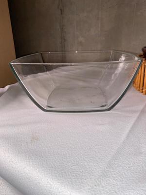 USA MADE CASSEROLE DISH WITH NIFTY WICKER HOLSTER, LARGE SQUARE SERVING BOWL AND SPACED DISH
