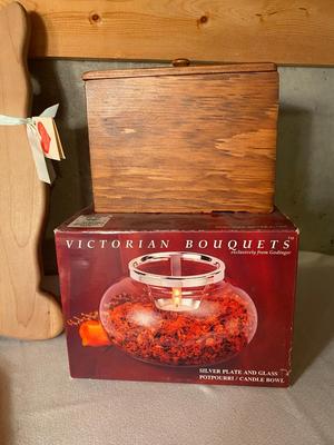 WOODEN SERVING BOWL, SECTIONED PLATE, CAT CUTTING BOARD AND RECIPE BOX