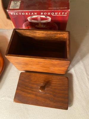 WOODEN SERVING BOWL, SECTIONED PLATE, CAT CUTTING BOARD AND RECIPE BOX