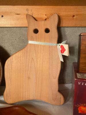 WOODEN SERVING BOWL, SECTIONED PLATE, CAT CUTTING BOARD AND RECIPE BOX