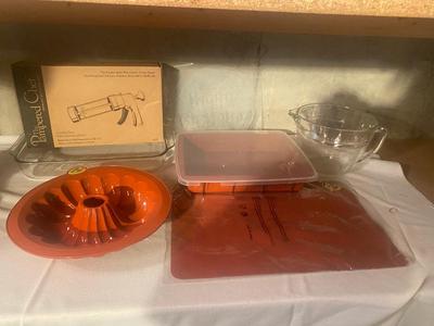 PAMPERED CHEF COOKIE PRESS AND OTHER BAKEWARE