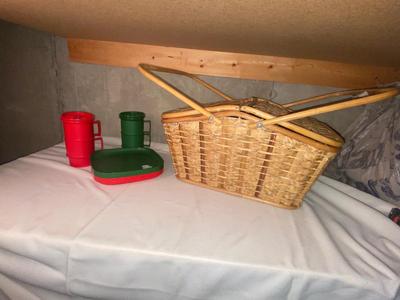 WOVEN, LINED PICNIC BASKET WITH PLASTIC DINNERWARE